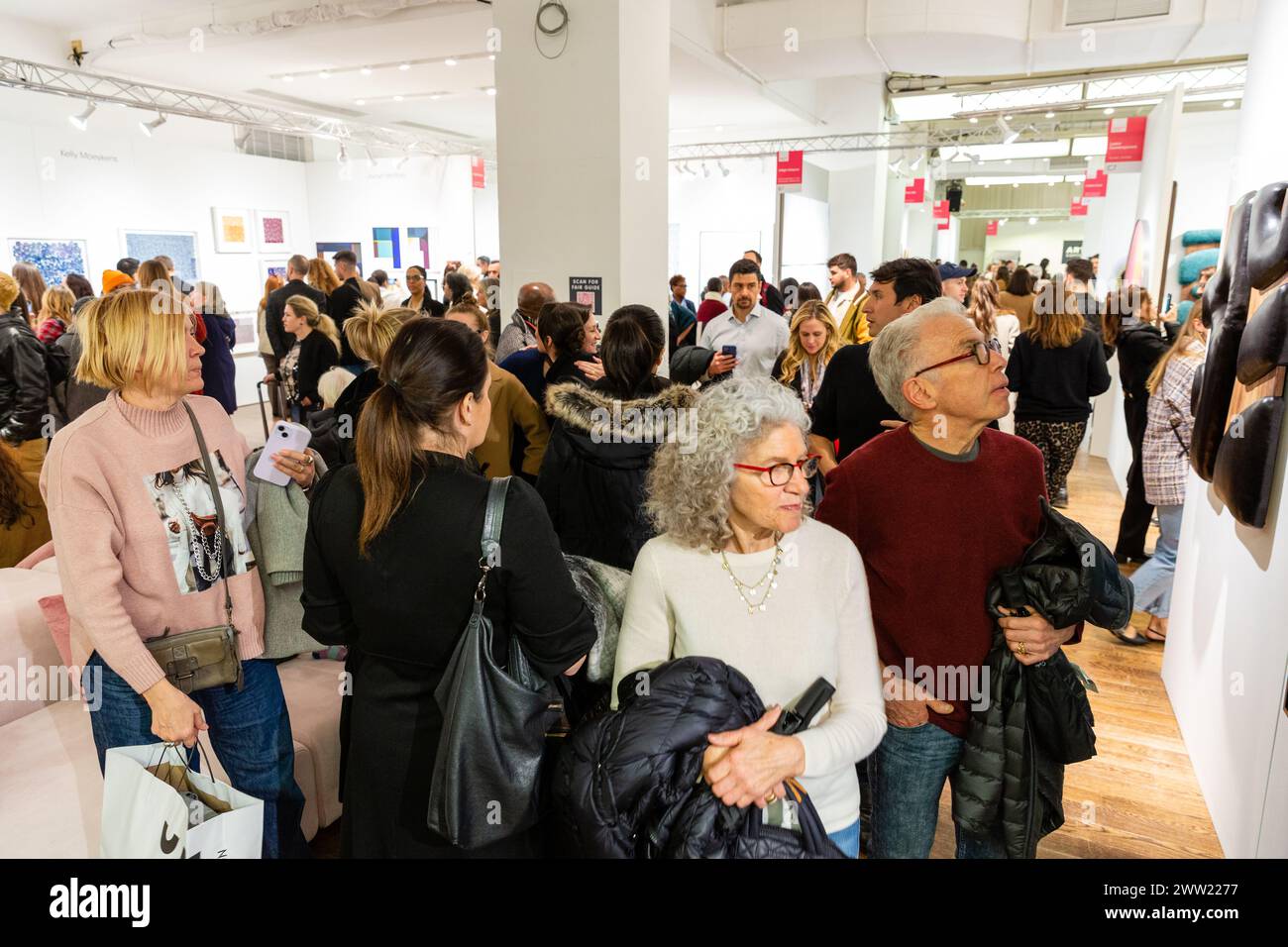 New York, NY, USA. März 2024. Die erschwingliche Kunstmesse wurde eröffnet und zog eine Menge an, die sich um den Block erstreckte. Galerien zeigen hauptsächlich zeitgenössische Kunst zu Preisen, die unter denen der meisten Kunstmessen liegen. Quelle: Ed Lefkowicz/Alamy Live News Stockfoto