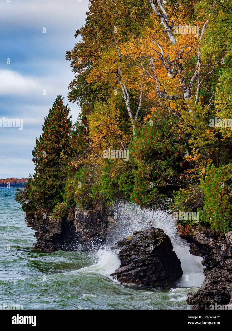 Beim Ausblicken (Südwesten) entlang der Bluuf-Küste des Lake Michigan werden große Rollerwellen beobachtet, die in das Kalksteinufer, ca. Stockfoto