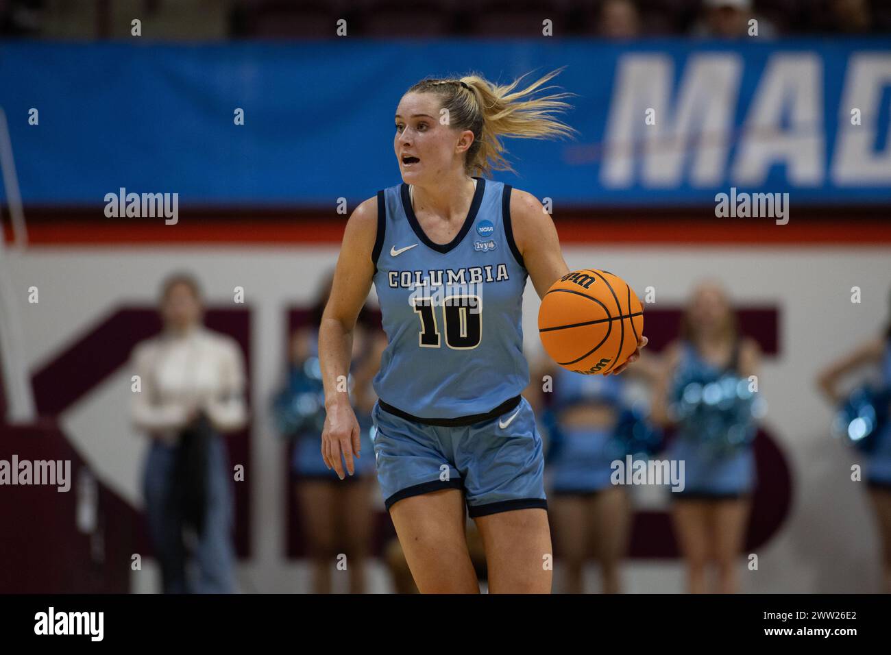 Blacksburg, VA, USA. März 2024. Kitty Henderson (10), der Wärter der Columbia Lions, führt die Offense während der ersten vier Matches im NCAA Division I Women's Basketball Championship Turnier zwischen den Vanderbilt Commodores und den Columbia Lions im Cassell Coliseum in Blacksburg, VA, durch. Jonathan Huff/CSM/Alamy Live News Stockfoto