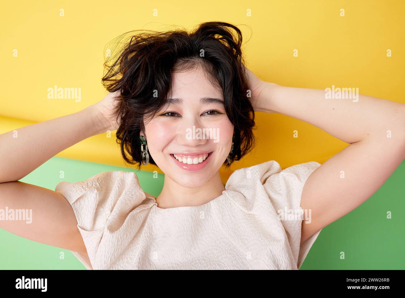 Eine Frau mit kurzen Haaren und einem Lächeln Stockfoto