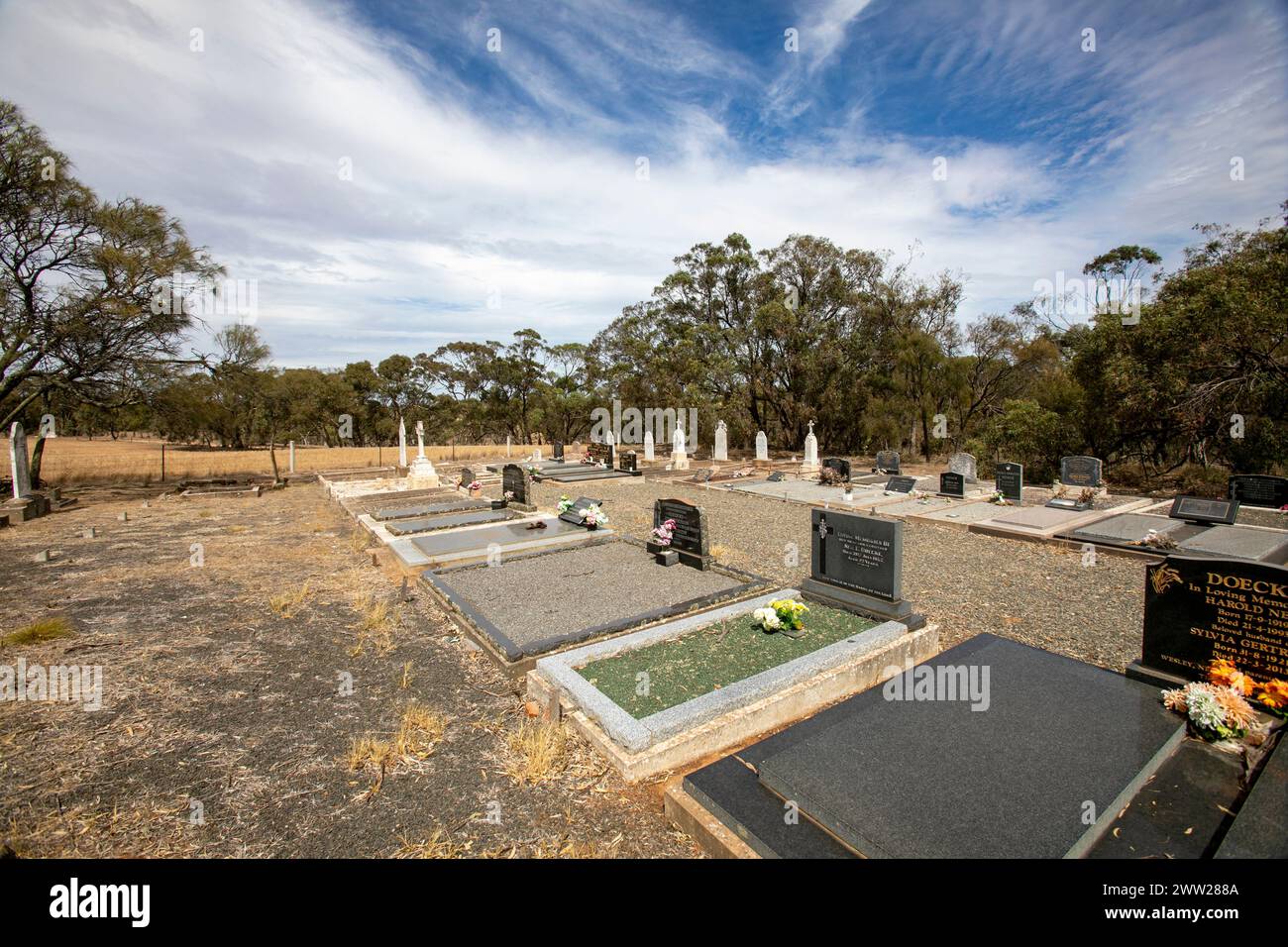 Ländlicher Friedhof in Australien, St. Petri Lutheran Friedhof in St. Kitts, South Australia, Kirche ist heute geschlossen, 2024 Stockfoto