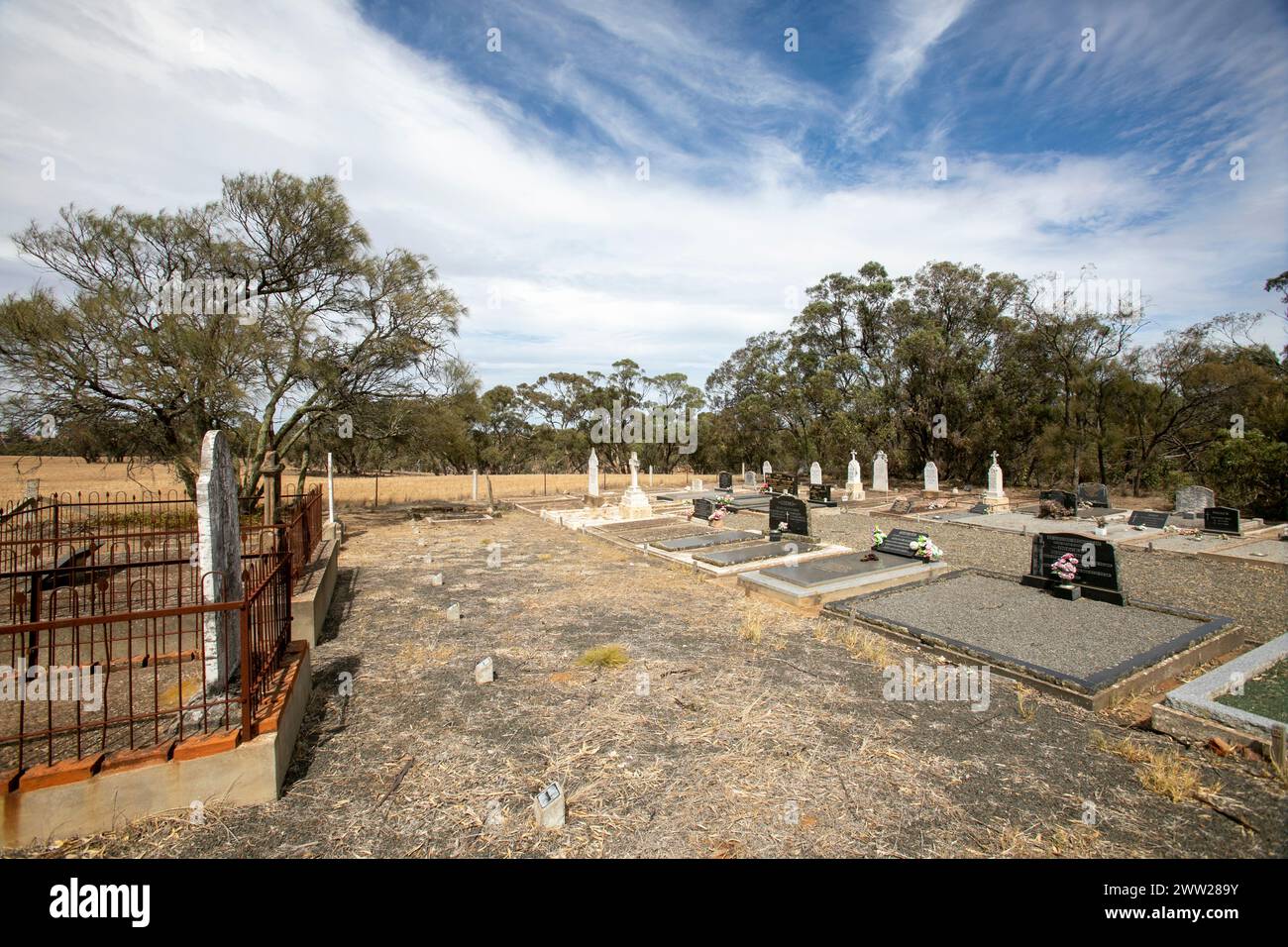Ländlicher Friedhof in Australien, St. Petri Lutheran Friedhof in St. Kitts, South Australia, Kirche ist heute geschlossen, 2024 Stockfoto