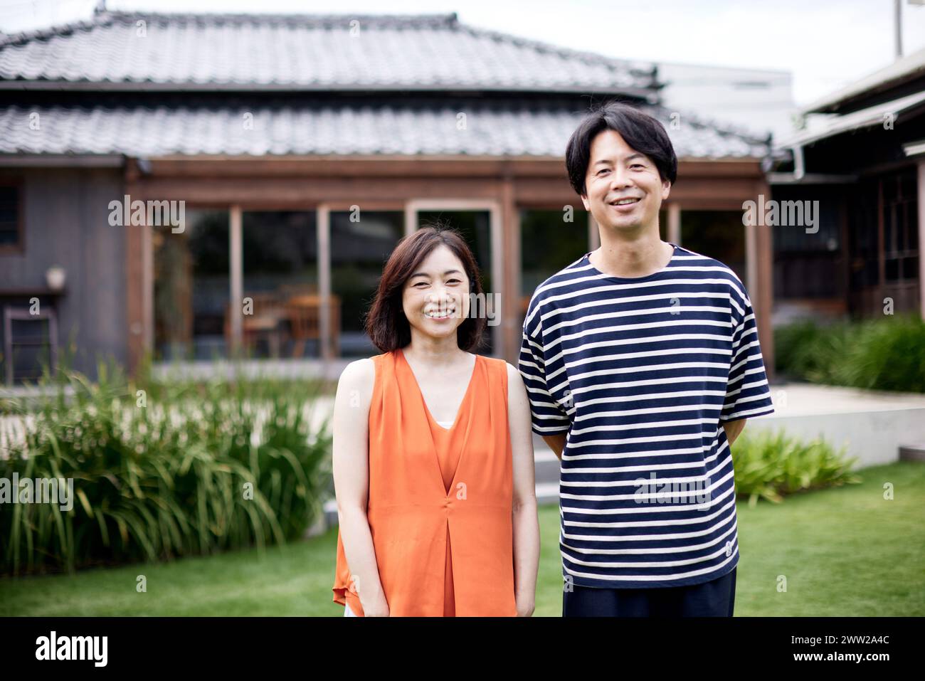 Ein Mann und eine Frau stehen vor einem Haus Stockfoto