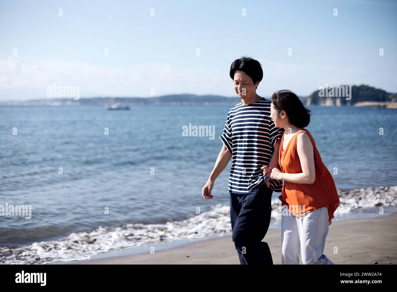 Ein Mann und eine Frau gehen am Strand Stockfoto