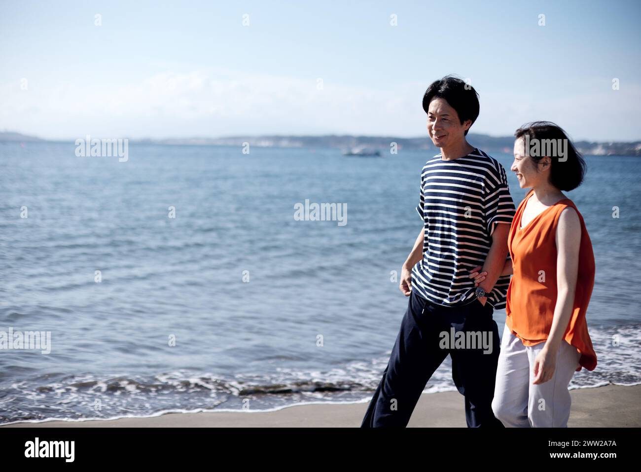 Ein Mann und eine Frau gehen am Strand Stockfoto