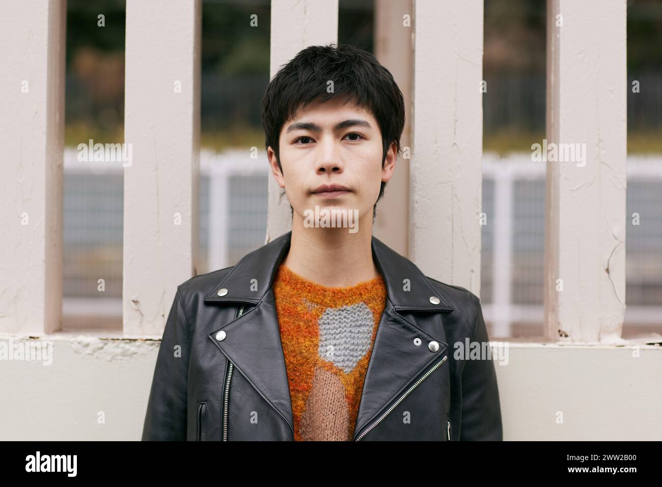 Ein junger Mann mit Lederjacke und Pullover Stockfoto
