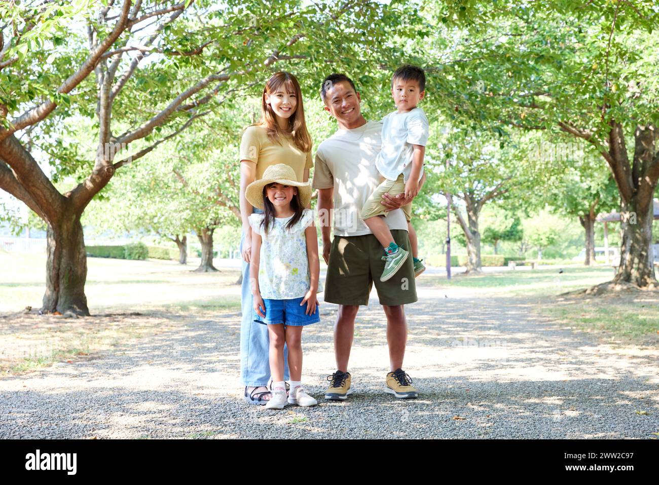 Eine Familie posiert für ein Foto in einem Park Stockfoto