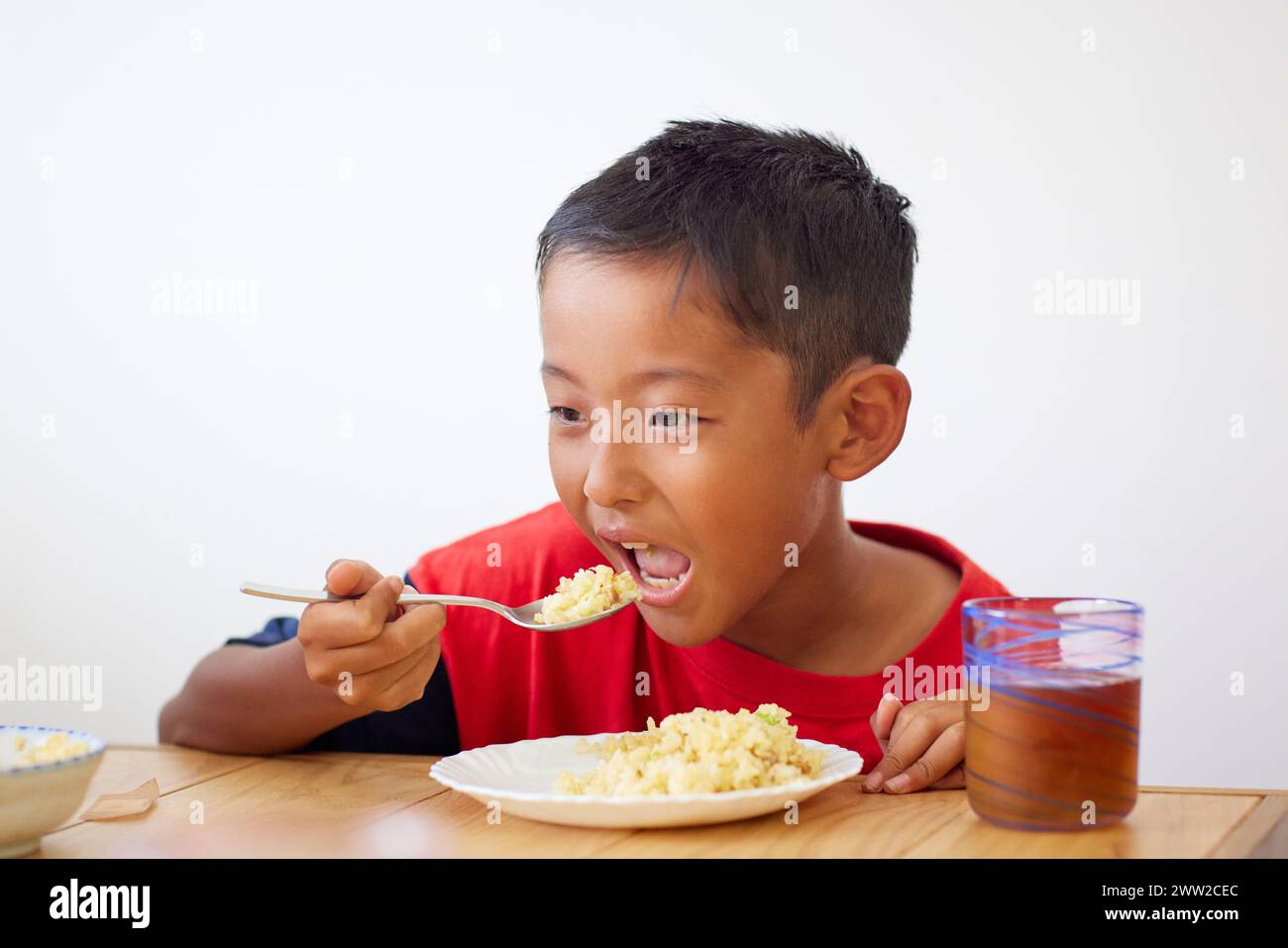 Ein Junge, der Essen isst Stockfoto