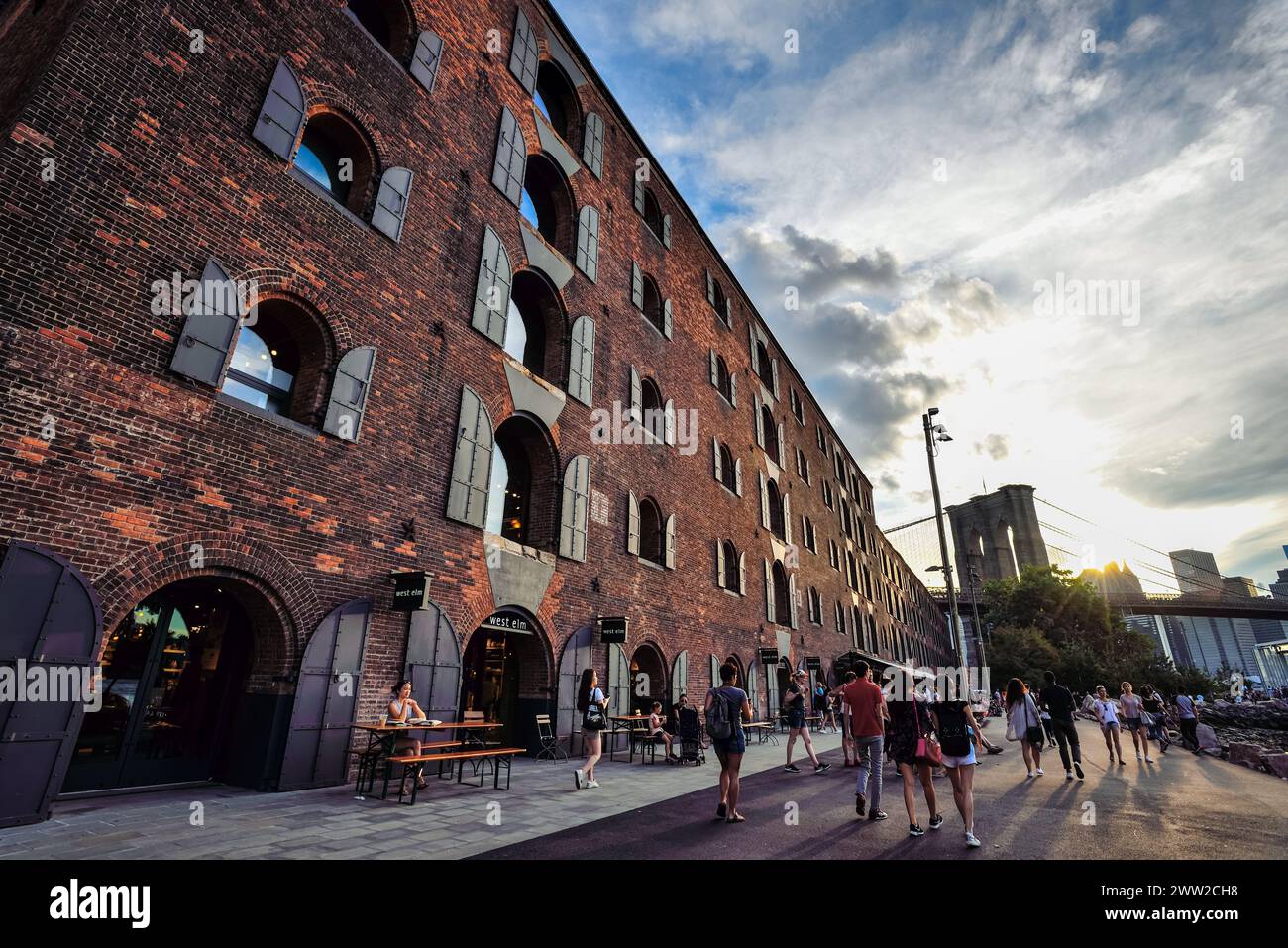 The Empire Stores an der Waterfront des Brooklyn Bridge Park, mit der Brooklyn Bridge im Hintergrund - DUMBO, Brooklyn, New York City Stockfoto