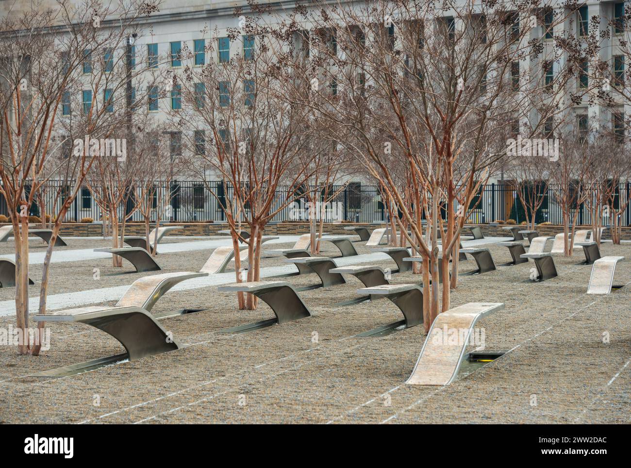 Das Pentagon Memorial, offiziell National 9/11 Pentagon Memorial, befindet sich südwestlich des Pentagon im Arlington County, Virginia, USA Stockfoto