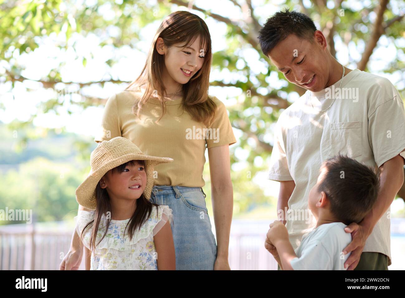 Asiatische Familie im Park Stockfoto