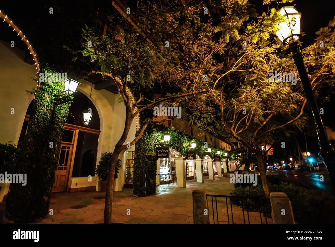 Nacht in den leeren Straßen von Downtown Santa Barbara, Kalifornien Stockfoto