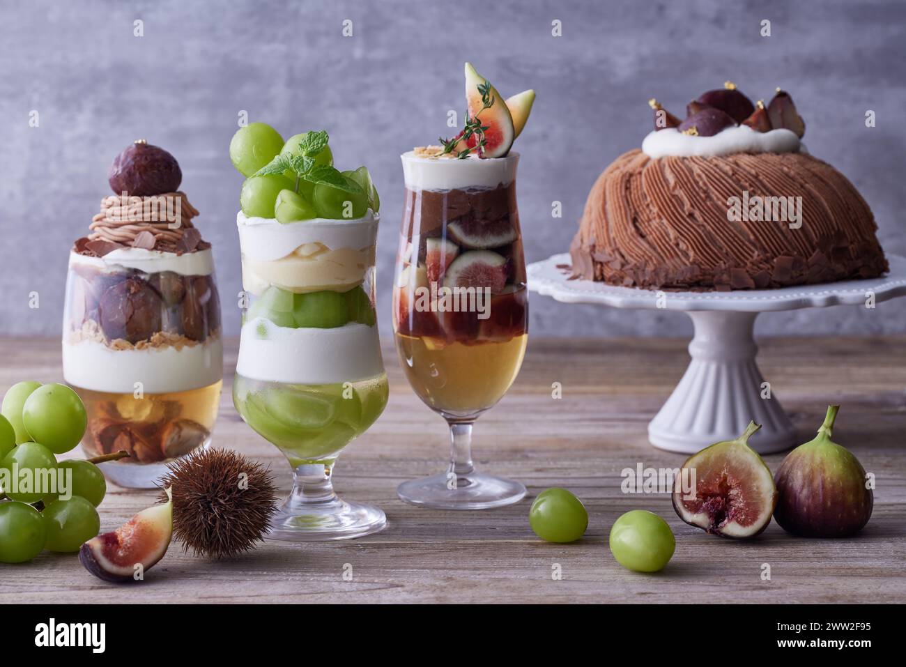 Drei verschiedene Desserts in Gläsern und Kuchen Stockfoto