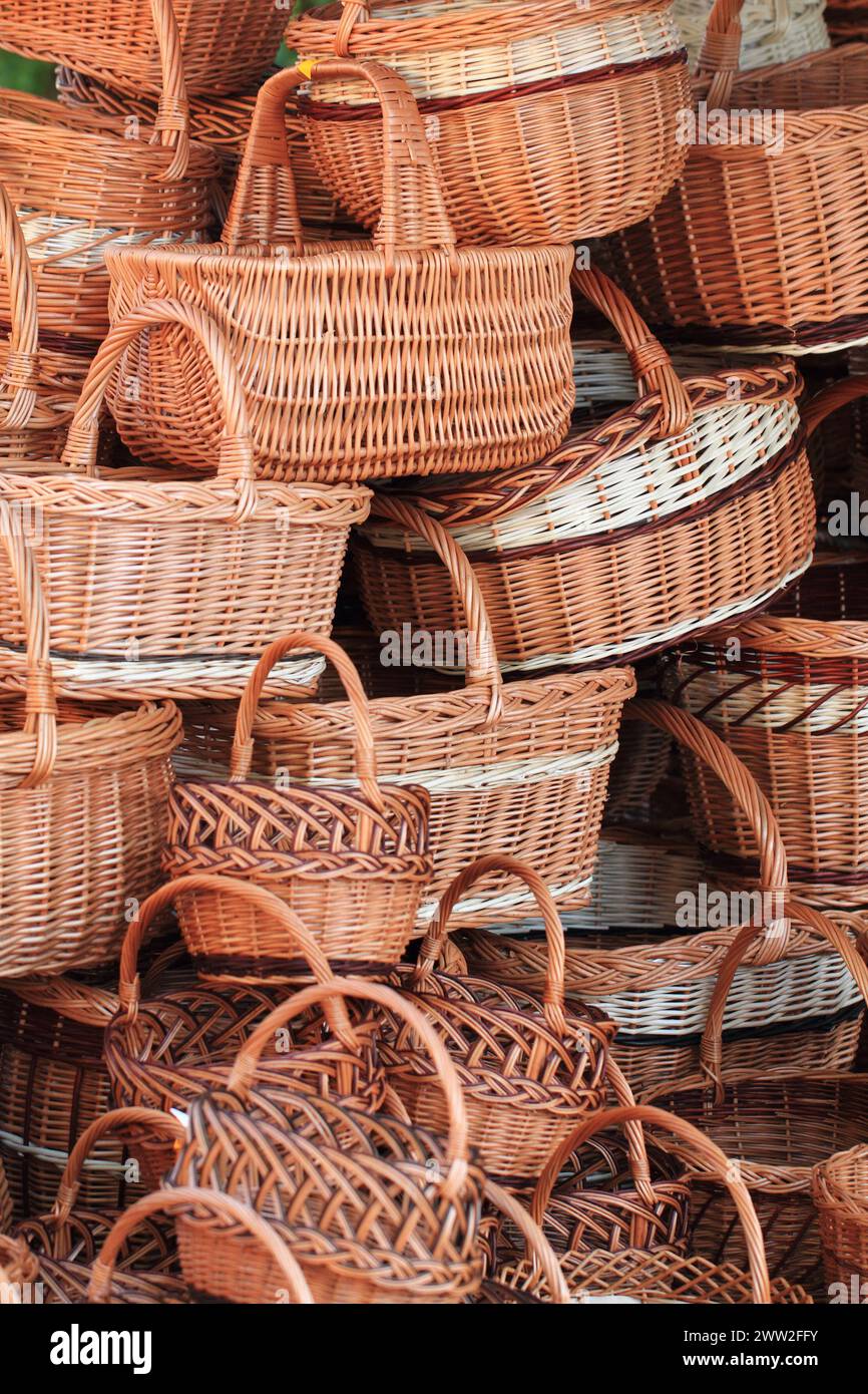 Natürliche Weidenkörbe als einfacher Industriehintergrund Stockfoto