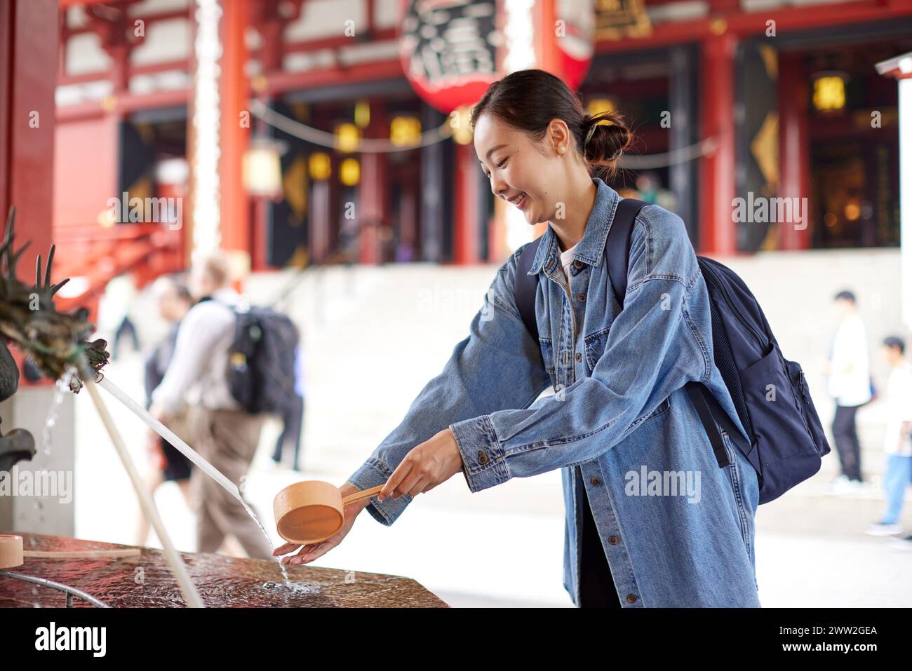 Asiatische Frau in einem Tempel Stockfoto