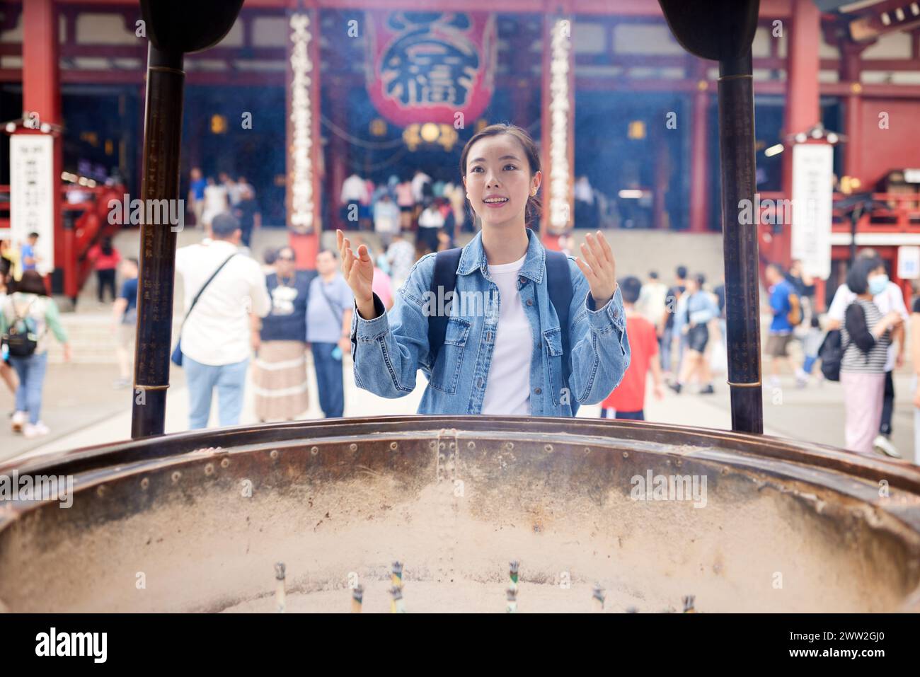 Asiatische Frau im Tempel Stockfoto