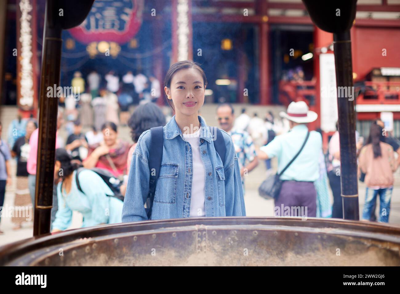 Asiatische Frau im Tempel Stockfoto