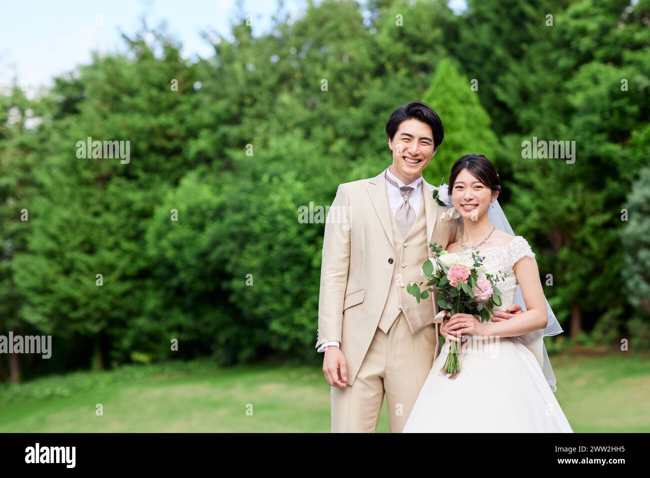 Eine Braut und Bräutigam stehen in einem Feld Stockfoto