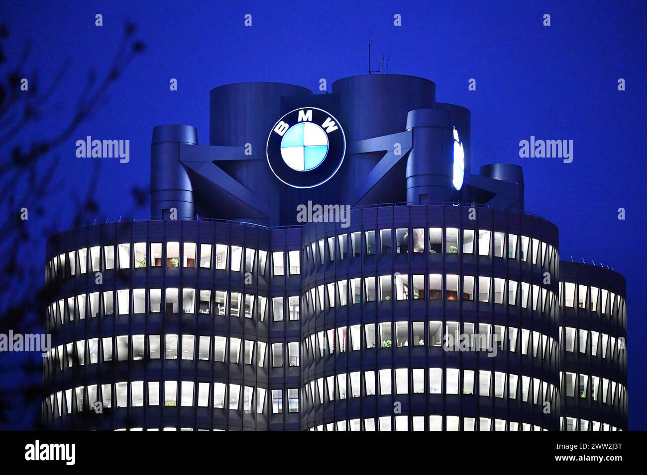 Themenbild zur BMW GROUP Jahrespressekonferenz am 21.03.2024. ARCHIVFOTO: BMW legt Jahresbilanz vor . München,Gebaeude,Tuerme, Hochhaus,Sitz,Hauptsitz, Nachtaufname,Abendstimmung,beleuchtet,Beleuchtung. Autobauer,Auto,Autos,Automobil,Hersteller,Autoindustrie,Premiummarke. *** Themenbild für die BMW GROUP Jahrespressekonferenz am 21 03 2024 ARCHIVFOTO BMW präsentiert Jahresbilanz München, Gebäude, Türme, Wolkenkratzer, Hauptsitz, Nachtaufnahme, Abendstimmung, beleuchtet, Beleuchtung Autohersteller,Auto,Autos,Automobile,Hersteller,Autoindustrie,Premiummarke Stockfoto