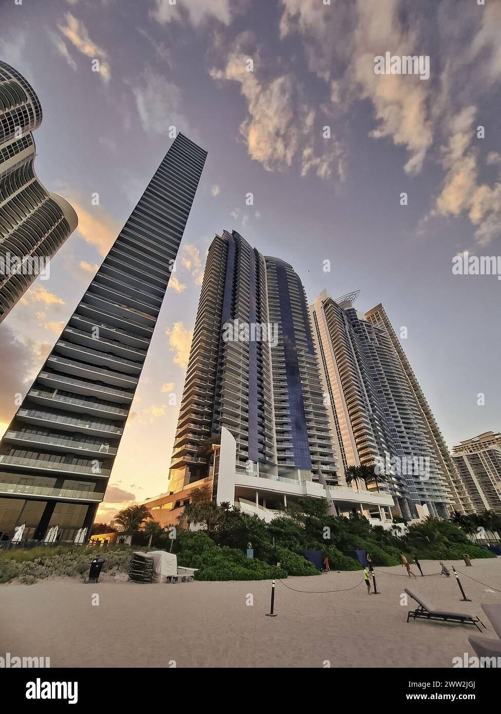 Sunny Isles, USA - 22. März 2021: Hotelhochhäuser und Wohnanlagen am Strand Stockfoto