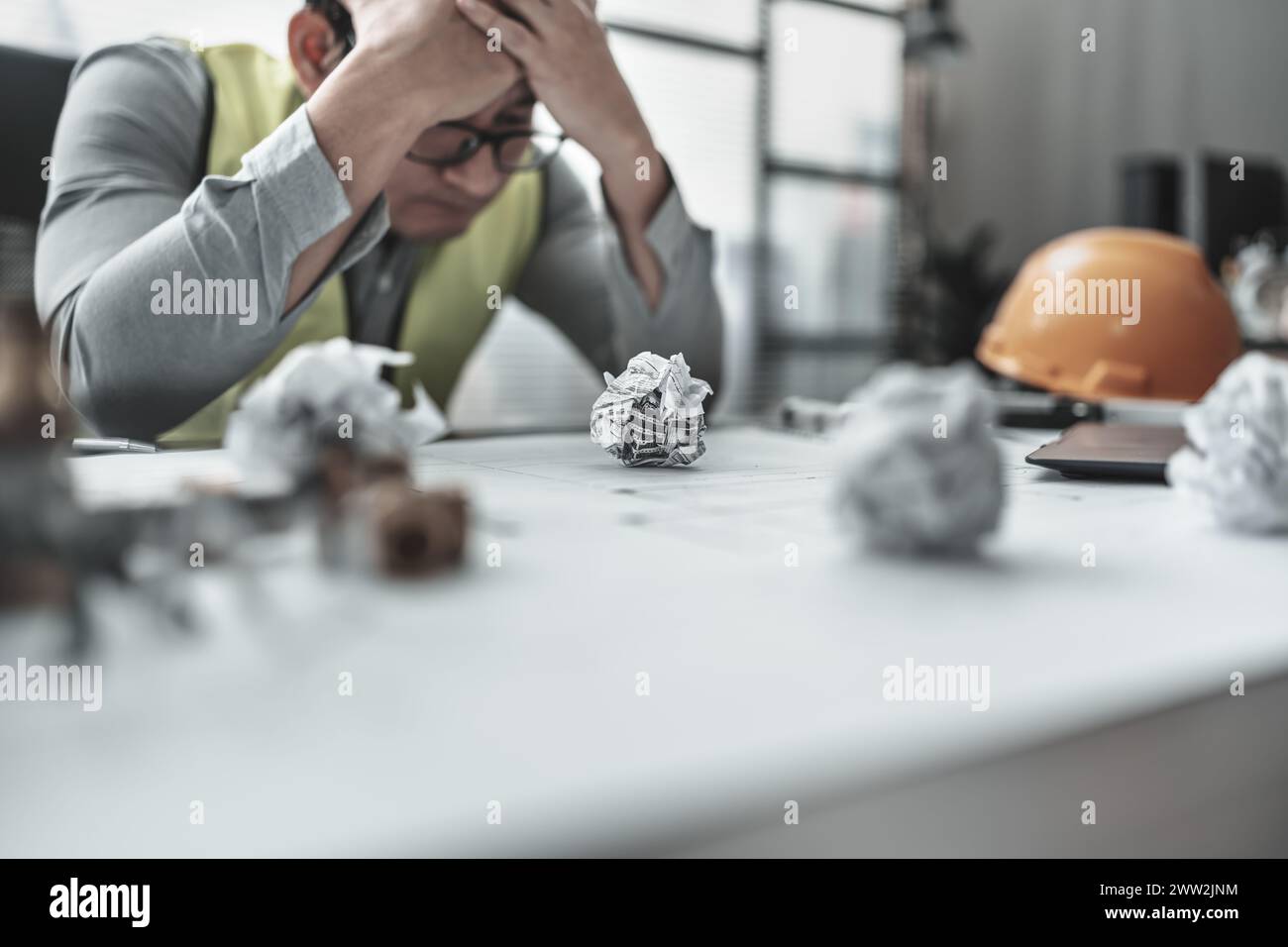 Der Architekt machte einen Fehler beim Entwurf des Plans. Papiercrump auf Blueprint. Fehler, Fehler und Problem Konzept. Stockfoto
