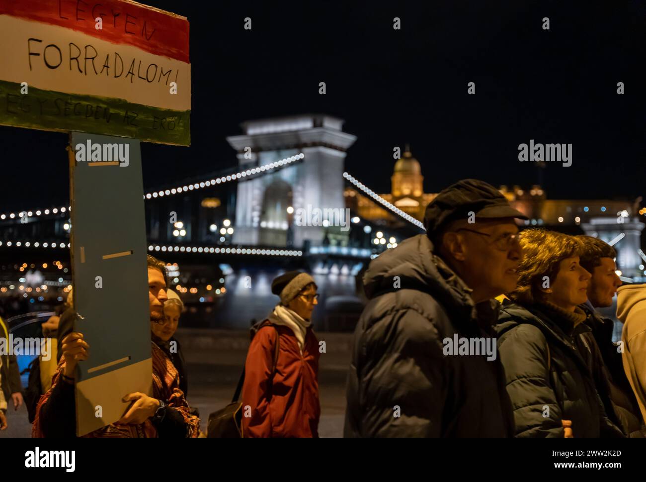 Budapest, Ungarn: 21. Februar 2024: Demonstration junger Menschen gegen Pädophilie in Schulen, Waisenhäusern und staatlichen Schutz pädophiler Teache Stockfoto