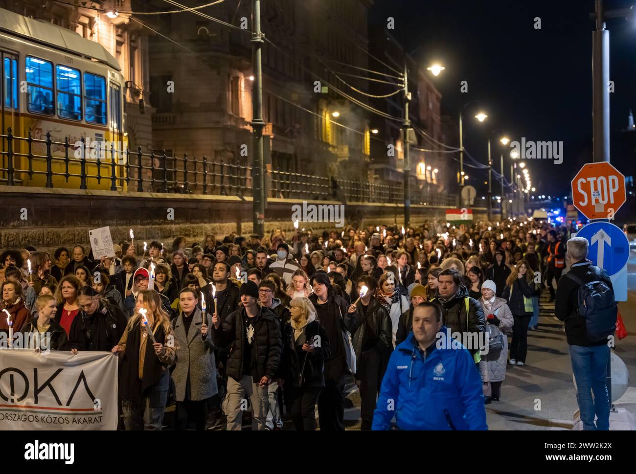 Budapest, Ungarn: 21. Februar 2024: Demonstration junger Menschen gegen Pädophilie in Schulen, Waisenhäusern und staatlichen Schutz pädophiler Teache Stockfoto