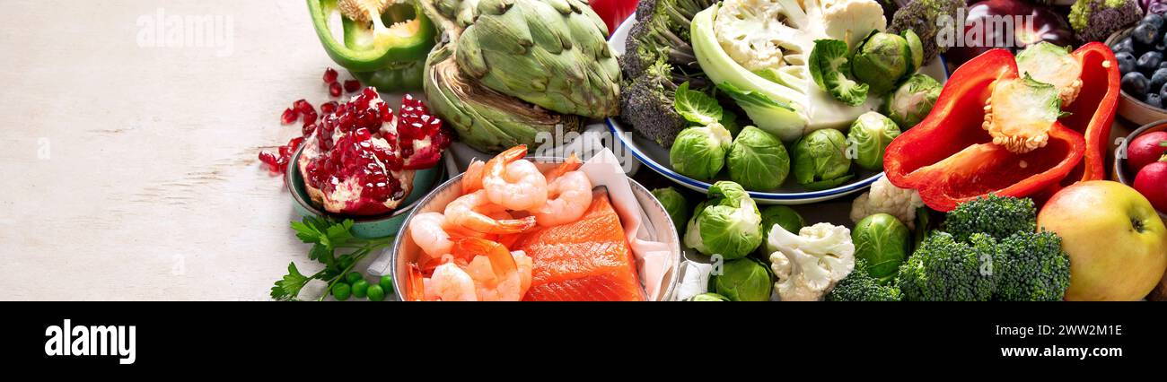 Gemüse, Fisch, Beere auf hölzernem Hintergrund. Gesundes Lebensmittelkonzept. Kopierbereich, Banner Stockfoto