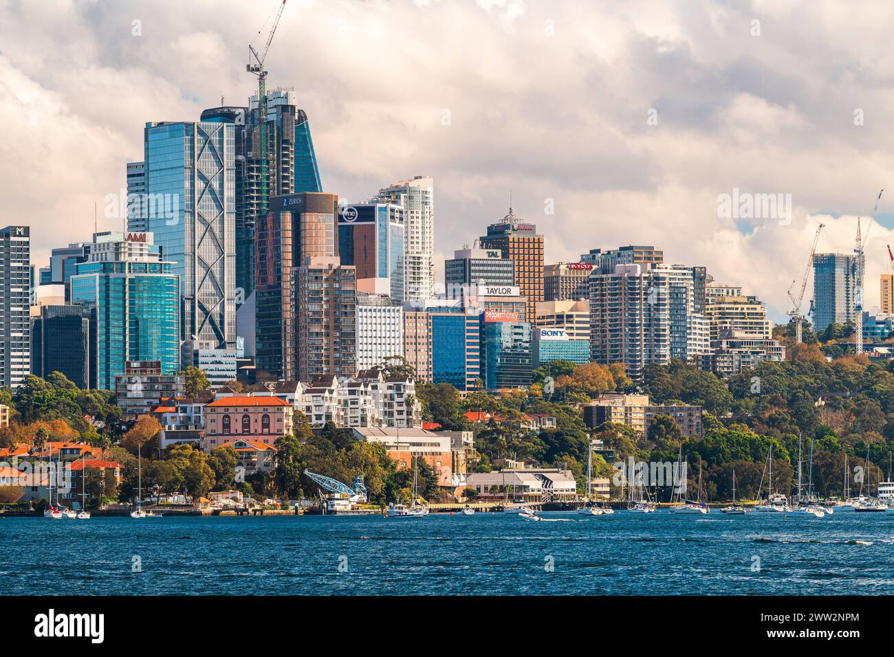 Sydney, Australien - 17. April 2022: Sydney City City Skyline Panoramablick von der abfahrenden Fähre mit blauem Himmel und Wolken im Hintergrund auf einer Brig Stockfoto