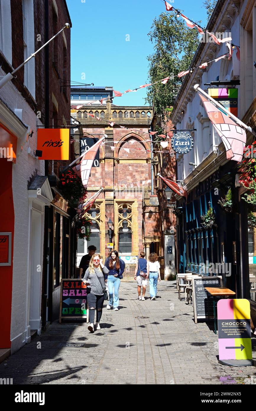 Die Leute laufen entlang des Restaurants entlang, gesäumt von Gandy Street, Exeter, Devon, Großbritannien, Europa. Stockfoto