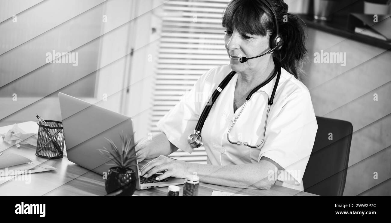 Porträt einer reifen Ärztin während der Online-ärztlichen Beratung, geometrisches Muster Stockfoto