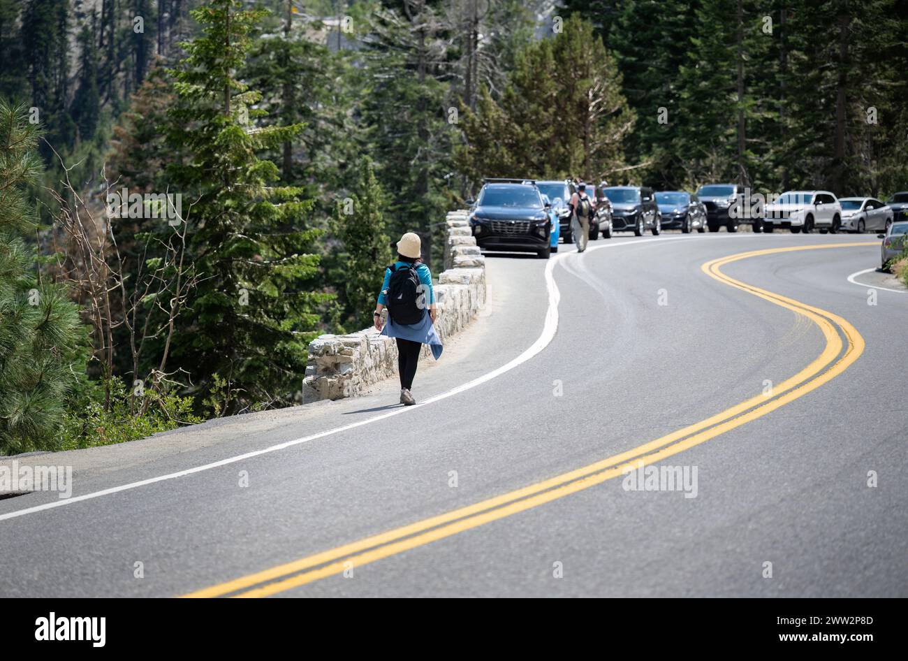 Die Leute laufen auf der geschäftigen Emerald Bay Road. Autos, die entlang der Straße geparkt wurden. Lake Tahoe. Kalifornien. Stockfoto