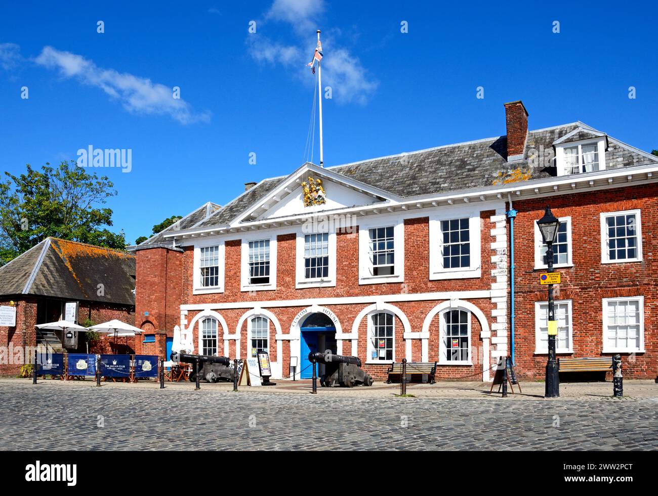Vorderansicht des Custom House (heute ein Besucherzentrum) entlang der Uferpromenade, Exeter, Devon, Großbritannien, Europa. Stockfoto