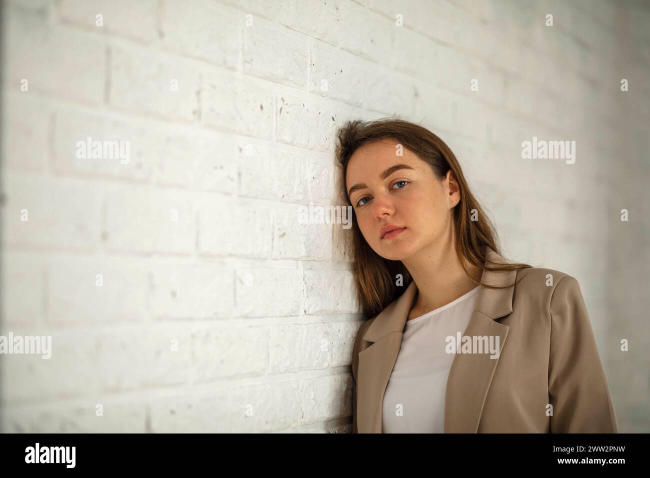 Frau, Burnout von der Arbeit Stress psychische Gesundheit Müdigkeit Problem. Arbeiter, müde und unwohl, während er unter schlechter Migräne, Angst und Erschöpfung leidet Stockfoto