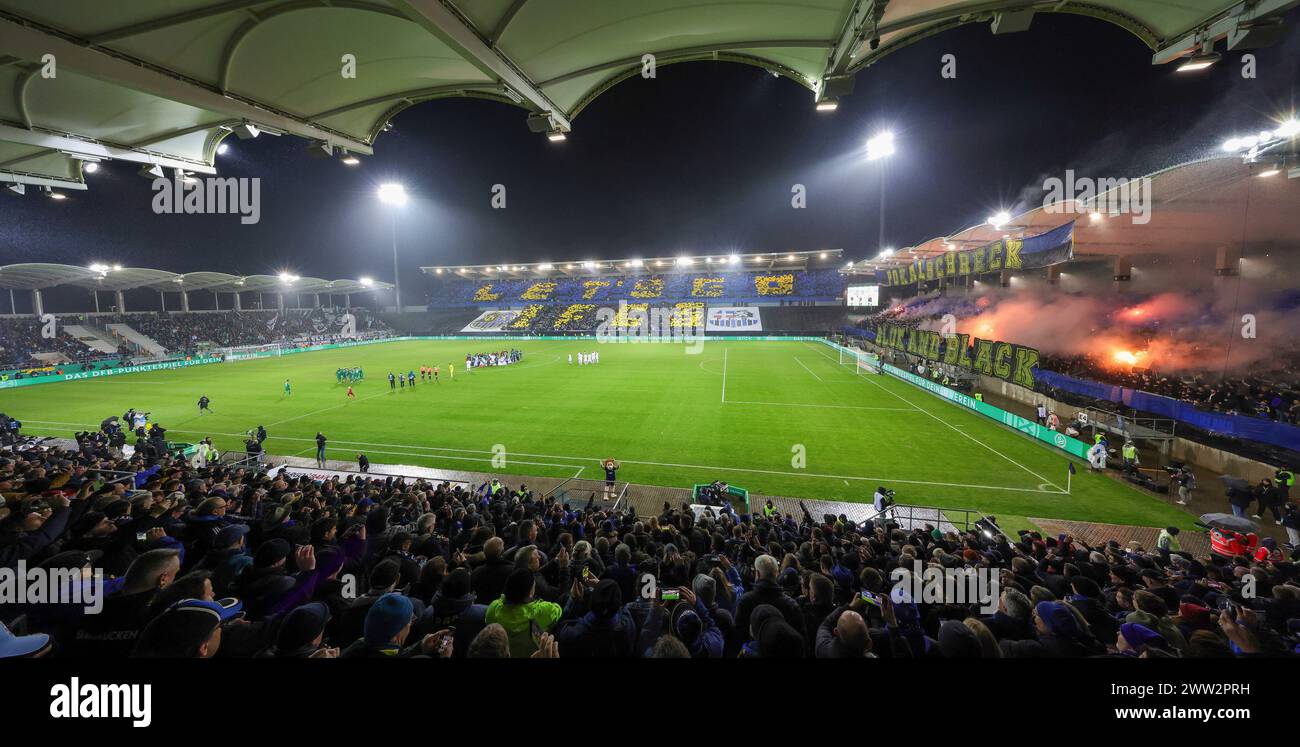 Saarbrücken, Deutschland. März 2024. firo: 12.03.2024, Fußball, DFB-Cup, Saison 2023.2024, Viertelfinale, 1. FC Saarbrücken - Borussia Mönchengladbach, Gladbach Fans saarbrücken, Pyro, Choreo Credit: dpa/Alamy Live News Stockfoto