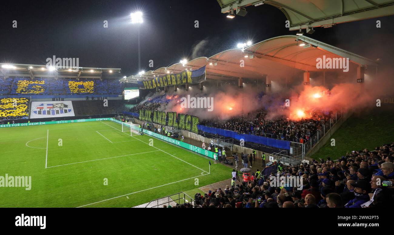 Saarbrücken, Deutschland. März 2024. firo: 12.03.2024, Fußball, DFB-Cup, Saison 2023.2024, Viertelfinale, 1. FC Saarbrücken - Borussia Mönchengladbach, Gladbach Fans saarbrücken, Pyro, Choreo Credit: dpa/Alamy Live News Stockfoto