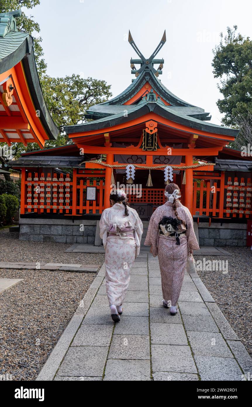 Frauen in traditioneller Kleidung besuchen Tempel und Schreine während der Kirschblüten-Sakura-Saison und Festivals in Kyoto, Japan Stockfoto