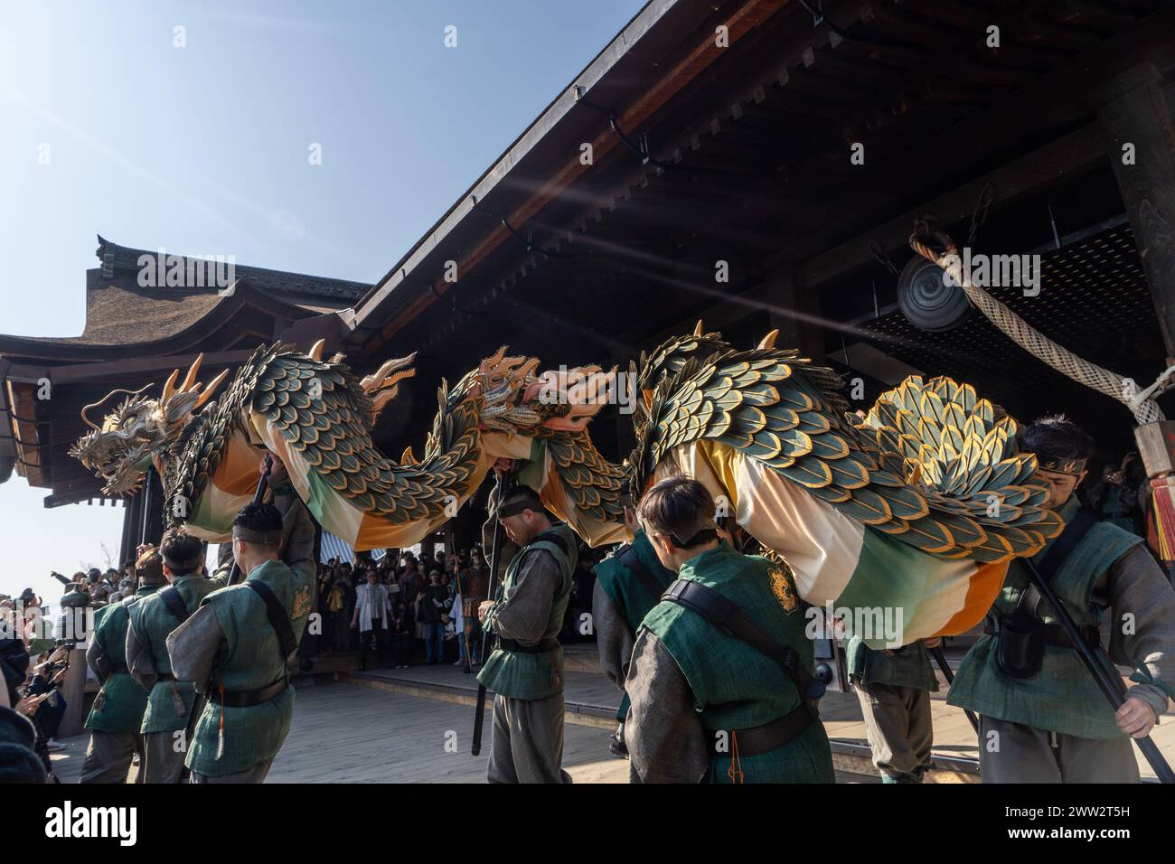 Vorstellung von traditionellem Drachentanz in Tempeln und Schreinen während der Kirschblüten-Sakura-Saison und Festivals in Kyoto, Japan Stockfoto