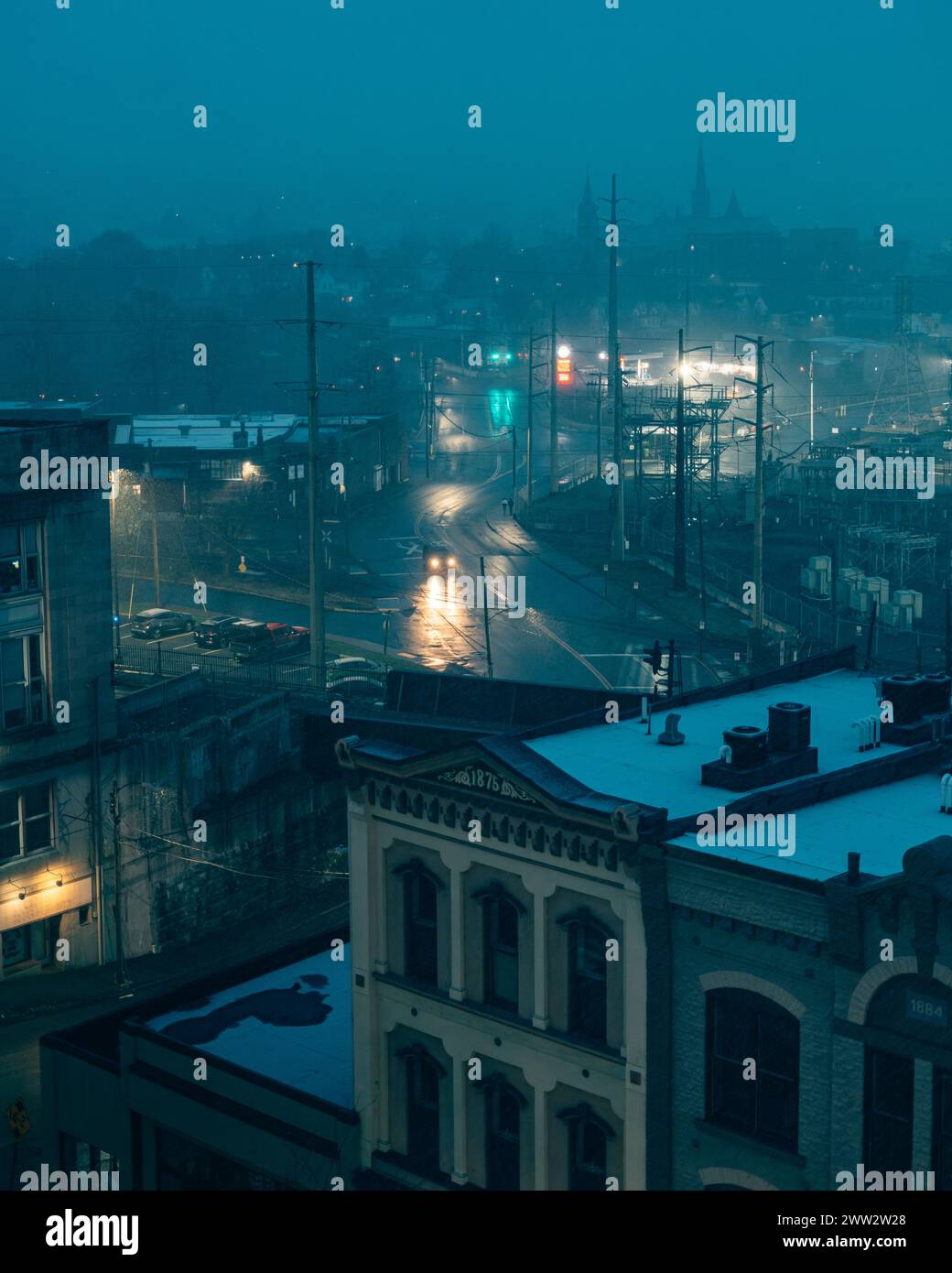 Blick über die Innenstadt bei einer nebeligen Nacht in Scranton, Pennsylvania Stockfoto