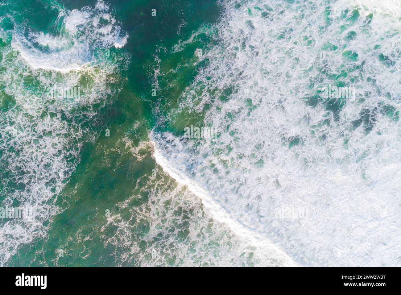 Drohnenansicht der schäumenden Wellen am Ufer, türkisfarbenes Wasser Stockfoto