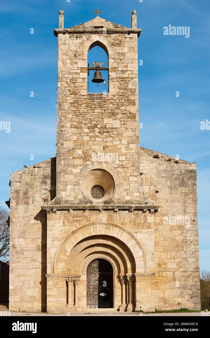Romanische Kirche St. Maria de Porqueres. Banyoles Lake. Girona Stockfoto
