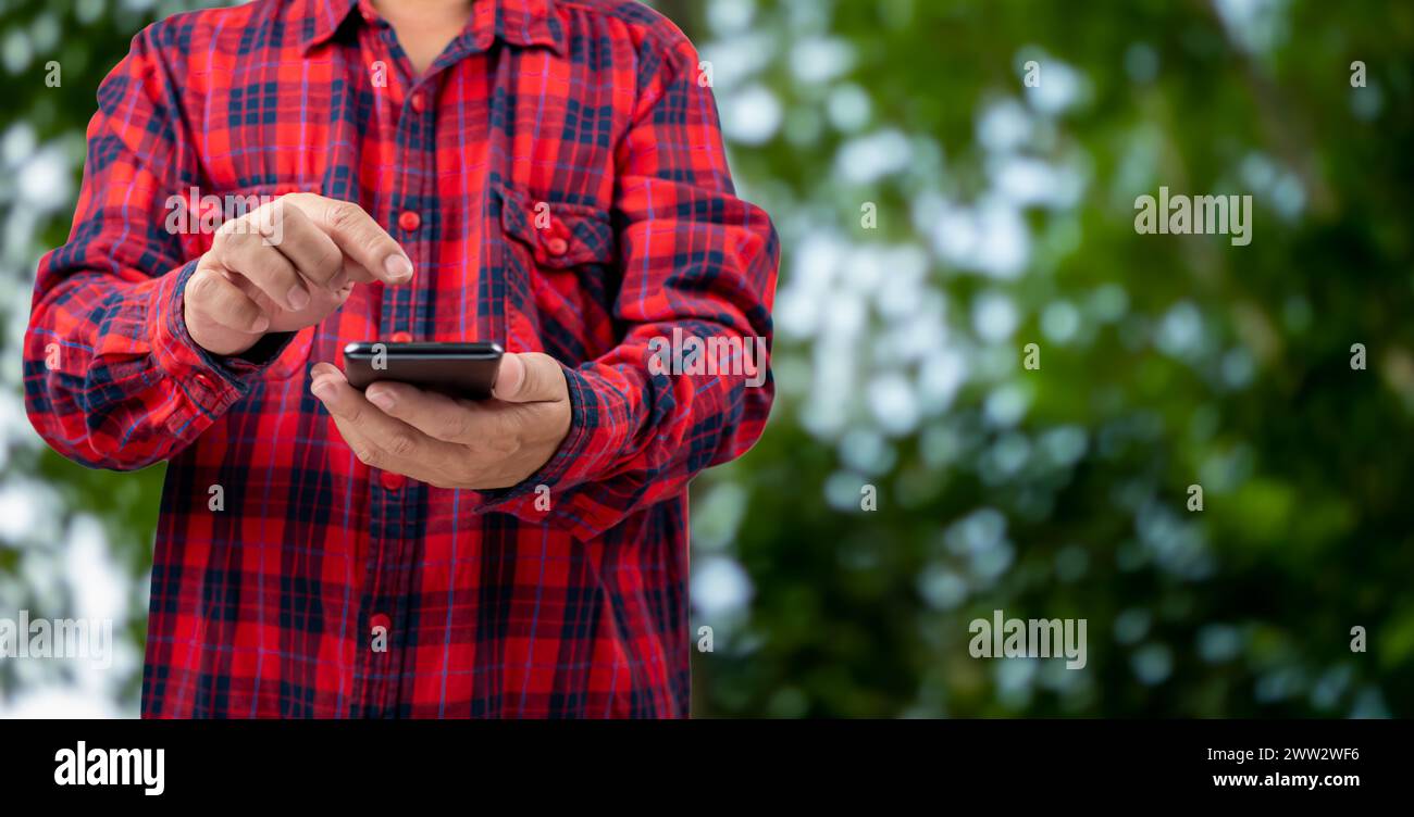 Smart Farming mit IoT, Infografik für Pflanzensetzlinge, Smart Farming und Precision Agriculture 4,0, Farmer Hand, die das Smartphone auf grünem Rücken hält Stockfoto