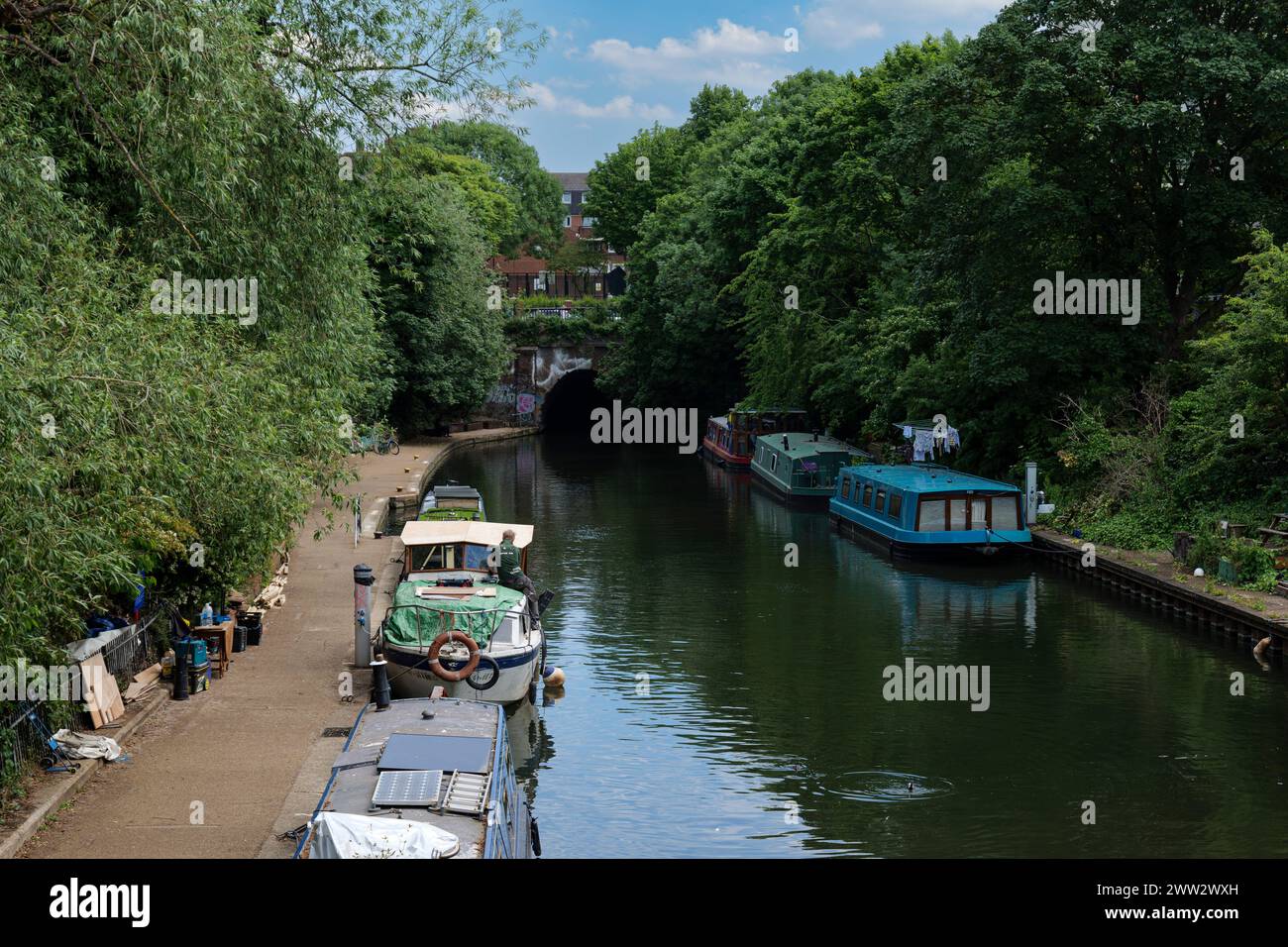 Londra - 06 03 2022: Vista del ingresso al Islington Canal Tunnel dal Thornhill Bridge su Caledonian Rd Stockfoto