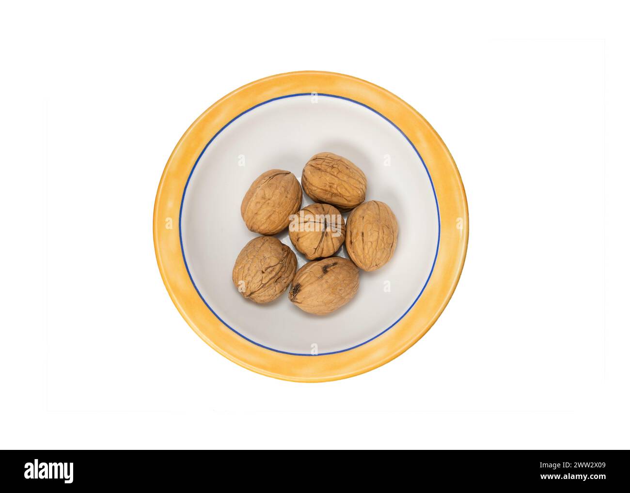 Schüssel Mit Sechs Schalenfrüchten, Isoliert Auf Weißem Hintergrund Stockfoto