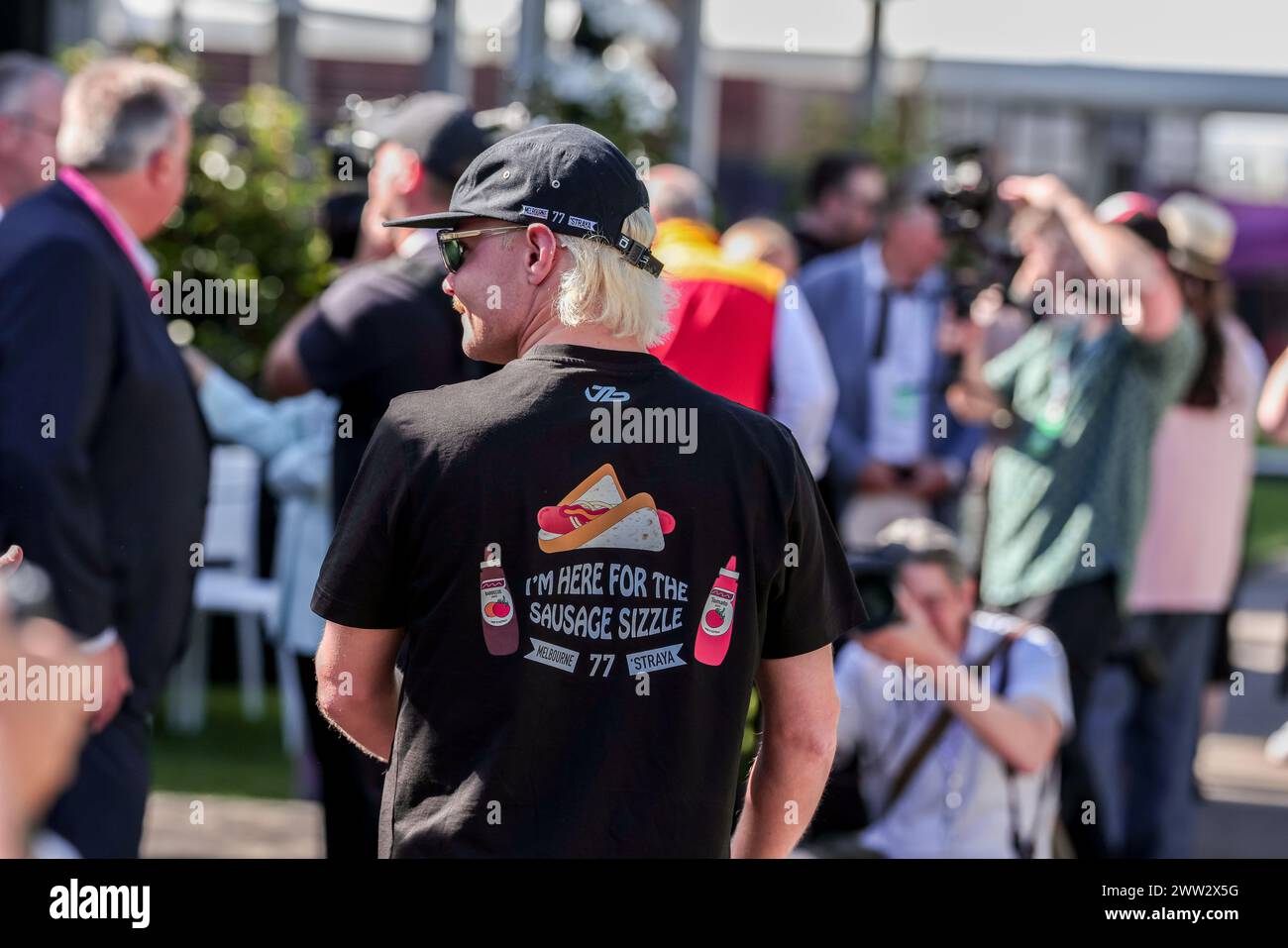 Melbourne, Australien. März 2024. Valtteri Bottas aus Finnland und das Stake F1 Team treten sauber durch das Fahrerlager vor dem F1 Grand Prix von Australien auf der Albert Park Grand Prix Strecke am Donnerstag, den 21. März 2024 in Melbourne, Australien. Quelle: SOPA Images Limited/Alamy Live News Stockfoto