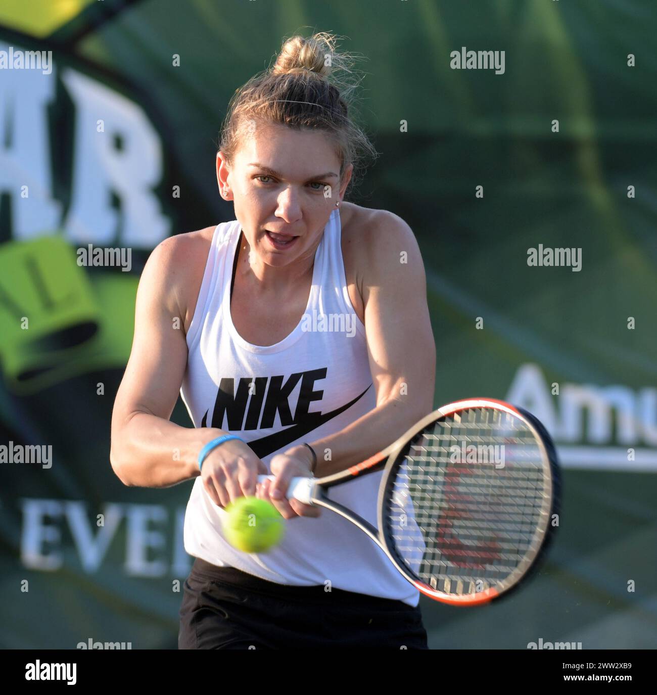 KEY BISCAYNE, FL – 20. MÄRZ: Simona Halep nimmt an der jährlichen All-Star Charity Tennis-Veranstaltung 9. Teil, die ACEing Autism im Ritz Carlton Key-Biscayne zugute kommt. Simona Halep ist eine rumänische Profi-Tennisspielerin. Sie ist die aktuelle Nummer 1 der Welt auf der WTA Tour am 20. März 2018 in Key Biscayne, Florida. Personen: Simona Halep Kredit: Storms Media Group/Alamy Live News Stockfoto