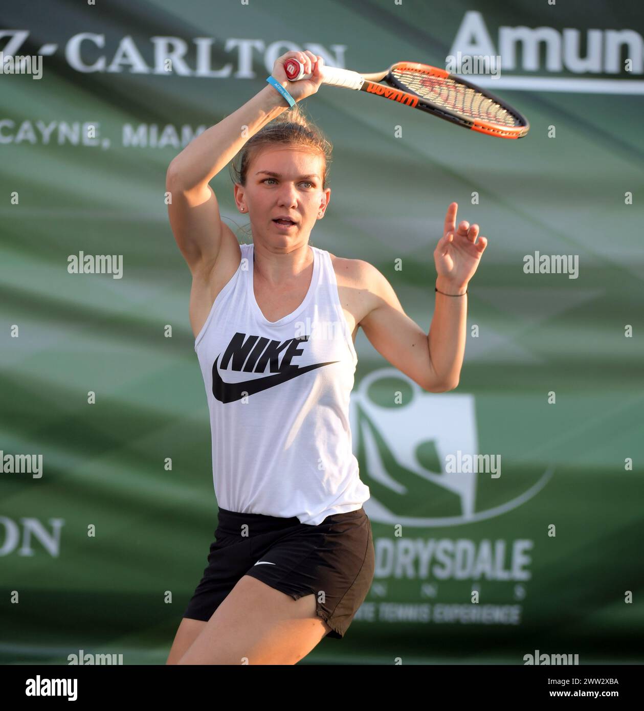 KEY BISCAYNE, FL – 20. MÄRZ: Simona Halep nimmt an der jährlichen All-Star Charity Tennis-Veranstaltung 9. Teil, die ACEing Autism im Ritz Carlton Key-Biscayne zugute kommt. Simona Halep ist eine rumänische Profi-Tennisspielerin. Sie ist die aktuelle Nummer 1 der Welt auf der WTA Tour am 20. März 2018 in Key Biscayne, Florida. Personen: Simona Halep Kredit: Storms Media Group/Alamy Live News Stockfoto