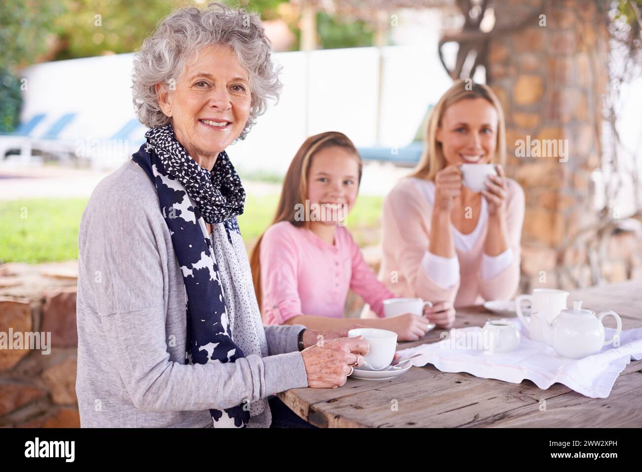 Frau, Kind und entspannen Sie sich mit Tee für Spaß, Generationen im Park zusammen, um sich mit Liebe zu verbinden. Familie Zeit, Mutter und glückliche Oma und Lächeln für Stockfoto