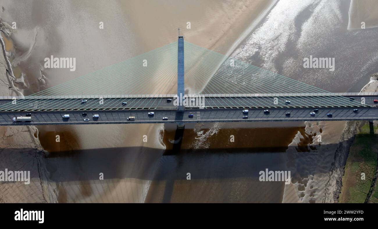 Aus der Vogelperspektive auf einen Teil der Mersey Gateway Bridge mit einem der Kabelstreckenpfeiler in der Mitte Stockfoto