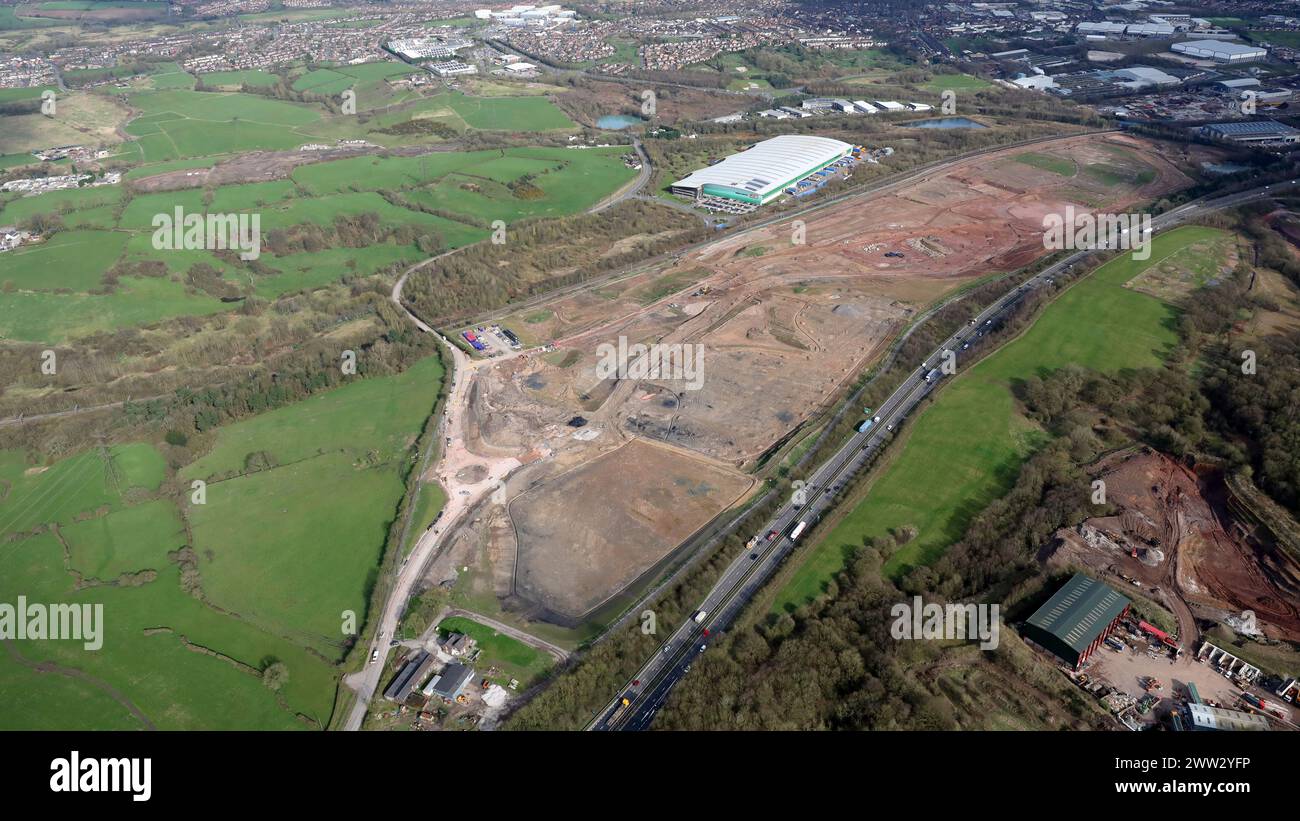 Aus der Vogelperspektive auf das Entwicklungsgebiet Chatterley Valley entlang der A500 bei Stoke in Trent. Das weiße Gebäude ist das Hauptquartier von JCB. Stockfoto